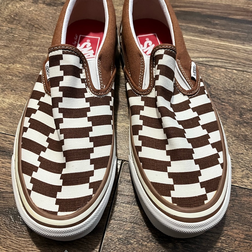 Vans men’s 7.5, women’s 9